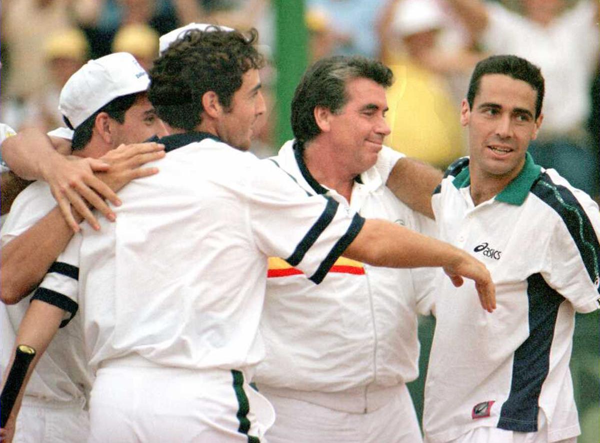 Manolo Santana, con el equipo español de la Copa David en 1996.