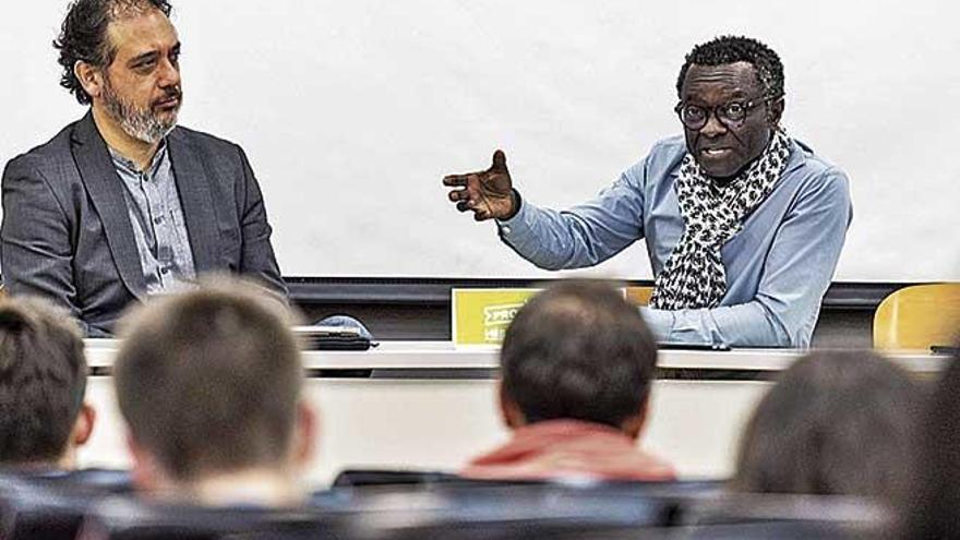 Guillem Balboa, a la derecha junto a Ricardo ZÃºÃ±iga, ayer durante su conferencia en la Complutense.