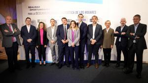 Foto de familia: Fernando Prieto, presidente de ANERR; Carlos Heijnen, director de Producto e Innovación de Habitat Inmobiliaria; Ana María García Gascó, directora General de CONAIF; Fernando del Valle, jefe departamento tecnologías limpias. S. G. Energía y Cambio Climático del Ayuntamiento de Madrid; Joan Batalla, Presidente de Sedigas; Naiara Ortiz de Mendíbil, secretaria general de Sedigas; Luis del Barrio, socio de Energía de Arthur D. Little; Raúl García Díaz, director de Operaciones Territoriales de Nedgia – Grupo Naturgy; Marta Vall-Llossera, presidenta del CSAE (Consejo Superior Arquitectos España); David Page, redactor jefe de El Periódico de España; Juan Carlos Lozano, jefe de redacción de Activos.