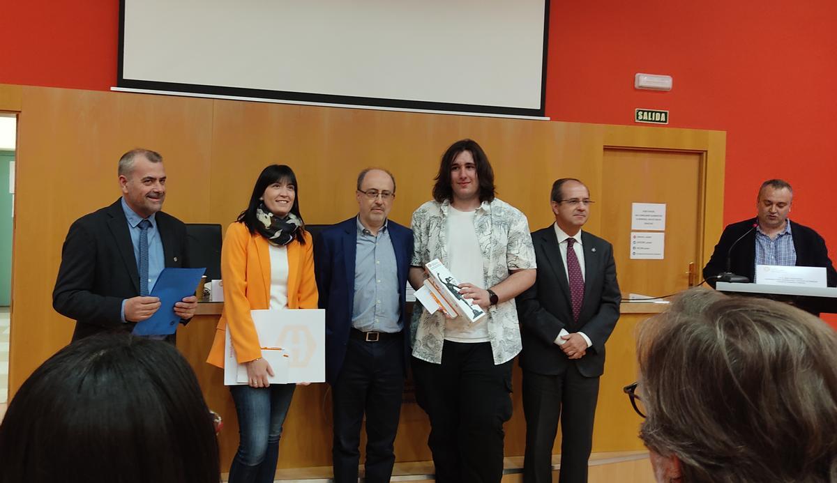 El alumno Héctor Pedrola recibe el primer premio de la Olimpiada de Economía.