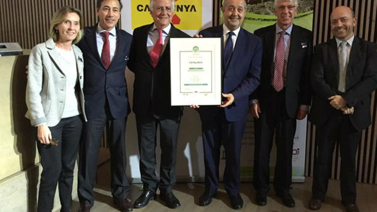 El 'conseller' Felip Puig (cuarto por la izquierda) recibe la certificación Biosphere de turismo responsable para Catalunya.