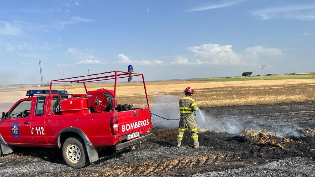 Incendio en una parcela de cereal en Guarrate