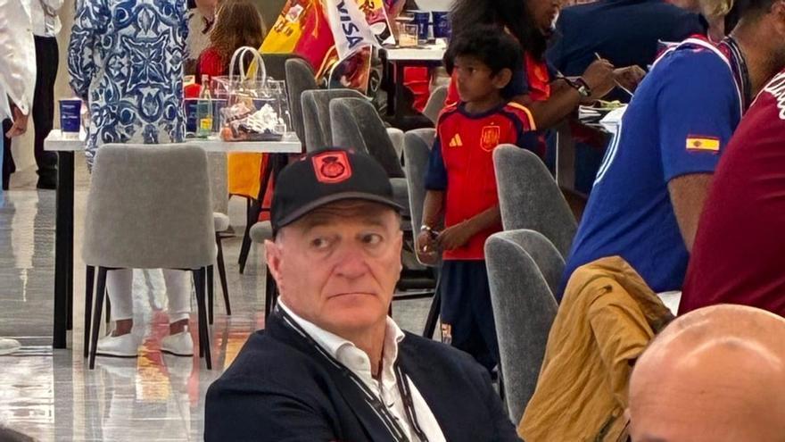 Andy Kohlberg acude con una gorra del Mallorca a la semifinal del Mundial entre España y Francia