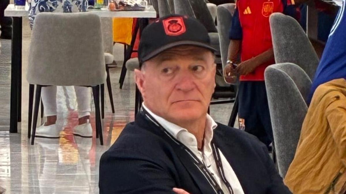 Andy Kohlberg acude con una gorra del Mallorca a la semifinal del Mundial entre España y Francia.
