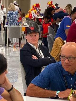 Andy Kohlberg acude con una gorra del Mallorca a la semifinal del Mundial entre España y Francia