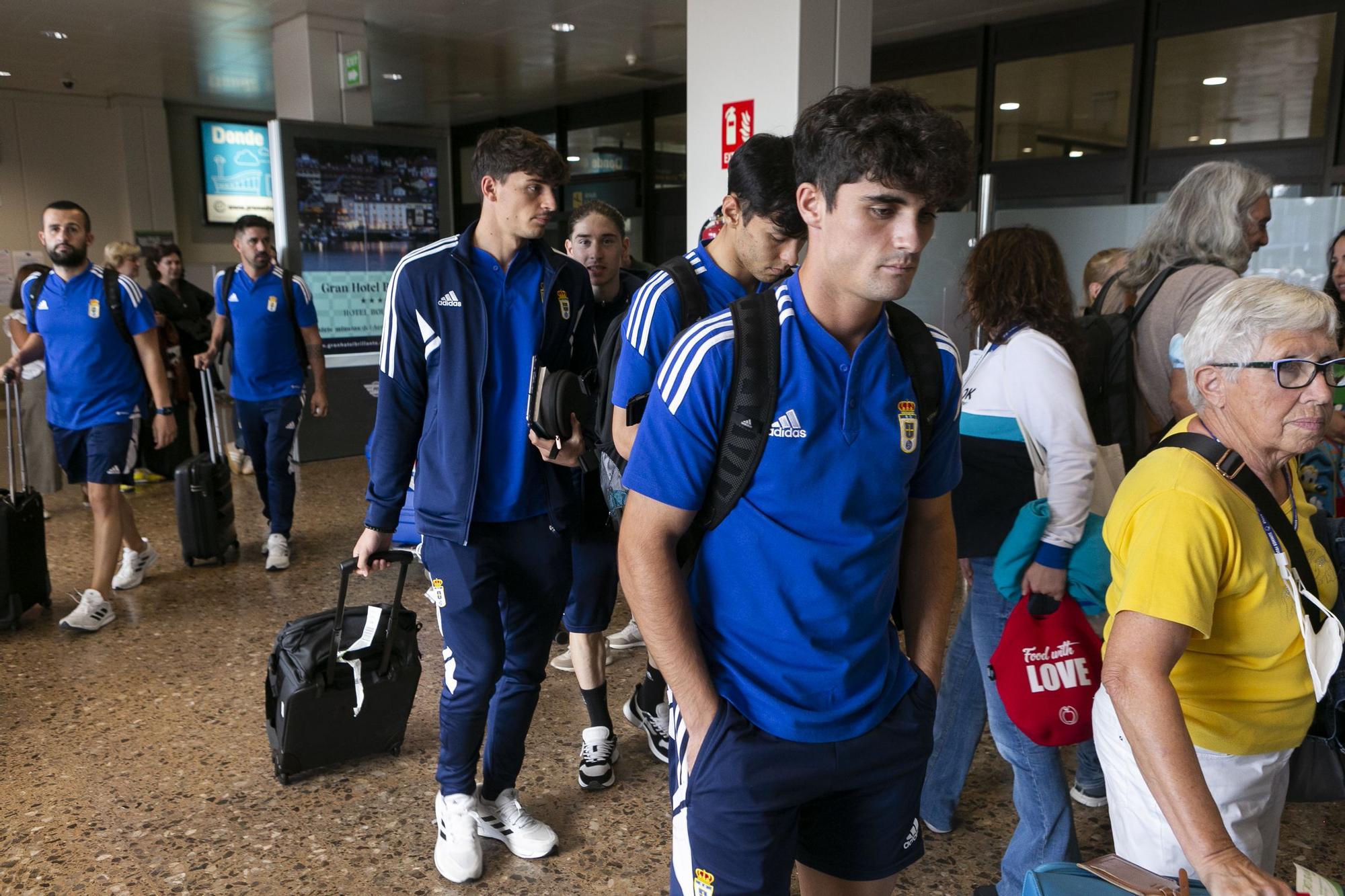 EN IMÁGENES: El Real Oviedo pisa suelo asturiano tras la destitución de Bolo y Tito Blanco