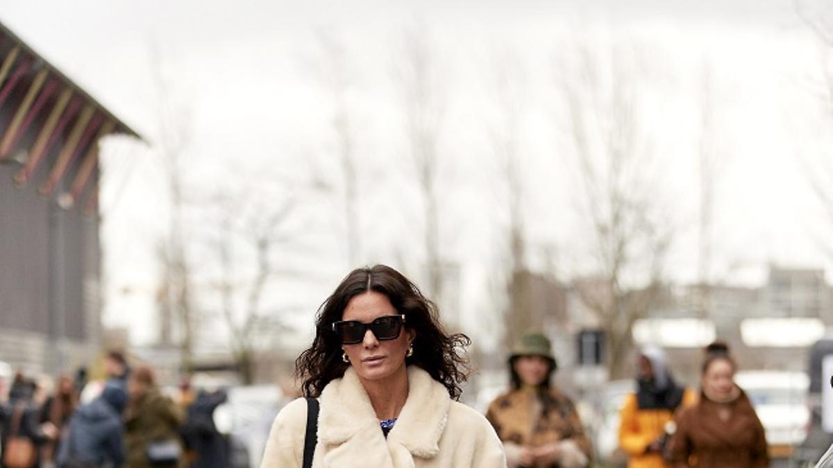 Abrigo de pelo largo con solapas y cinturón, visto en el 'street style' de Copenhague