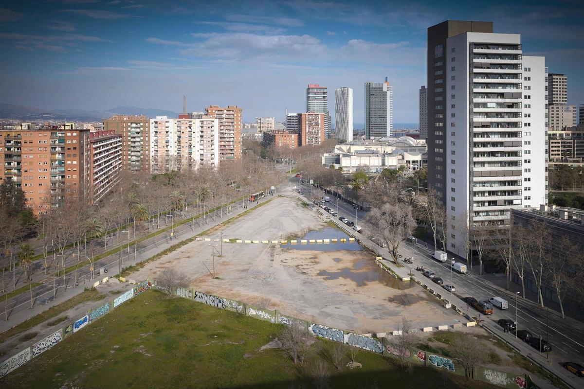 El descampado de Diagonal con Llull, donde se construirán pisos de alquiler asequible a partir de 2027, en Barcelona.