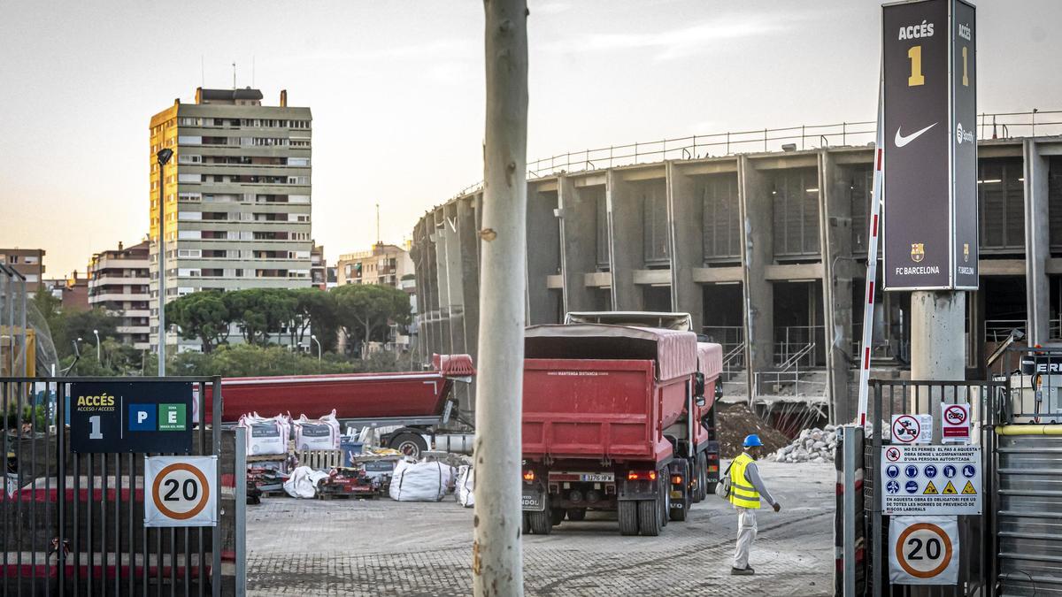 Obras en el Camp Nou antes de las ocho de la mañana, este mes de septiembre.