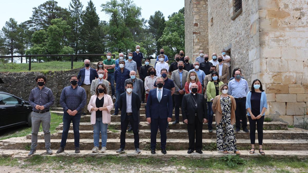 Foto de familia de los asistentes al acto de la firma del convenio para rehabilitar Sant Joan.