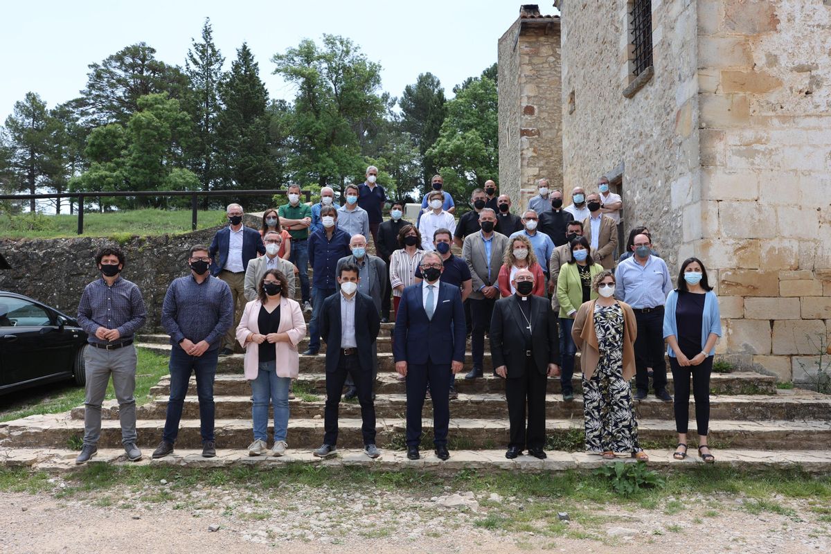 Foto de familia de los asistentes al acto de la firma del convenio para rehabilitar Sant Joan.