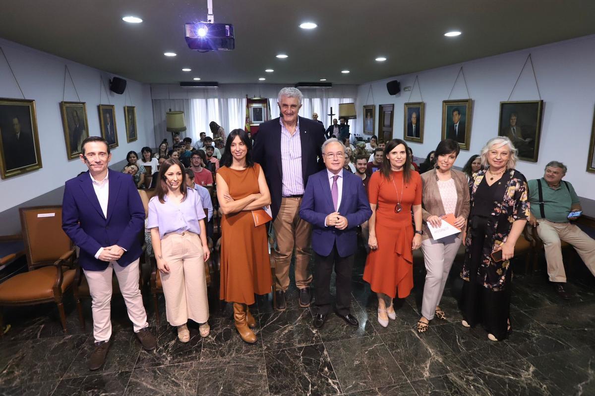 Fernando Romay, en el centro de la imagen, junto al resto de participantes en el acto.