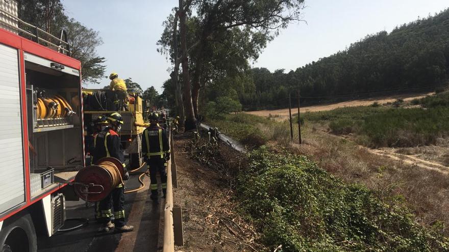 Los bomberos apagan el fuego declarado este sábado en La Esperanza.