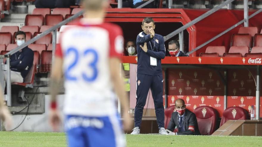 Djukic da indicaciones a sus jugadores durante el derbi asturiano