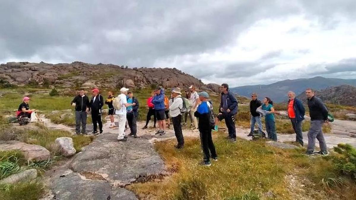 Participantes nunha subida ao Monte Pindo guiada por Pepe do Fieiro.