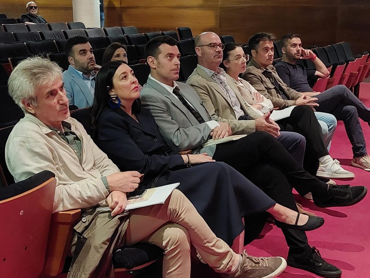 Un momento da cerimonia de entrega dos Premios Johan Carballeira, cos galardoados e representantes do Concello de Bueu.