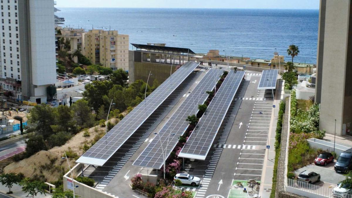 Vista de las placas fotovoltaicas instaladas en el parking de Poniente.