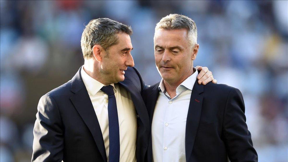 Ernesto Valverde habla con Fran Escribà antes del Celta - FC Barcelona