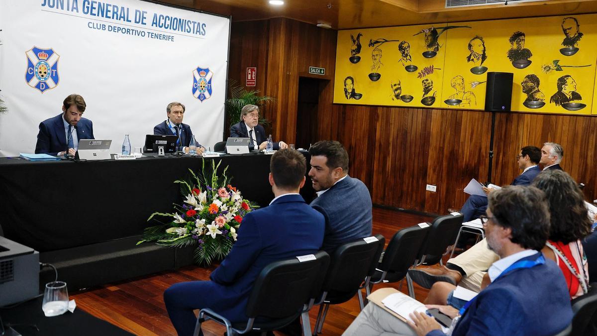 Un momento de la junta extraordinaria celebrada por el club el pasado verano.