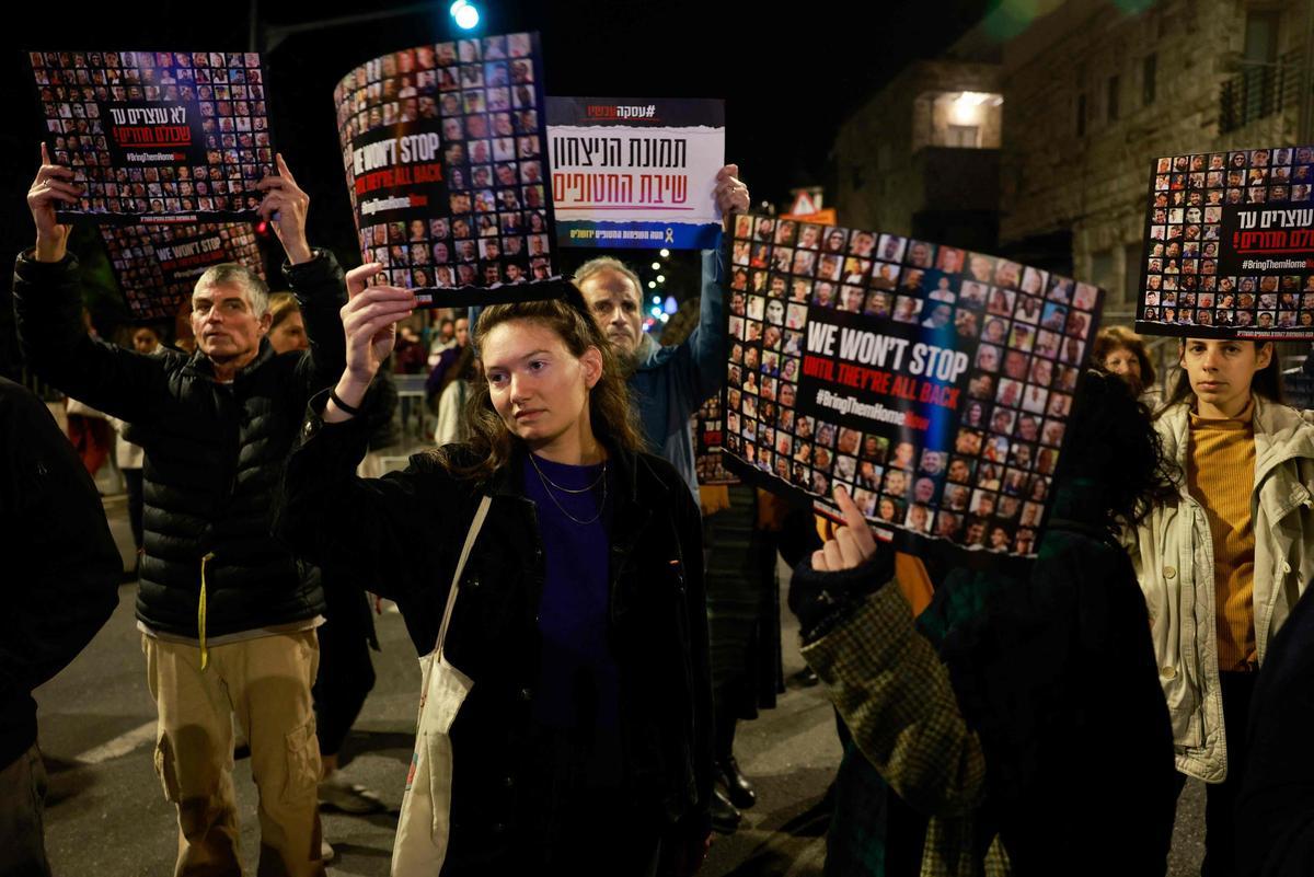 Familiares de los rehenes de Hamás protestan frente al domicilio de Netanyahu