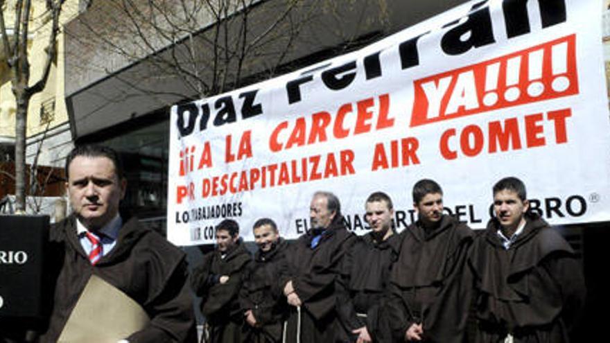 Trabajadores de &quot;El Monasterio del Cobro&quot; durante la concentración organizada a las puertas de la CEOE