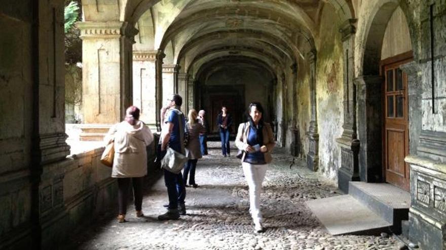 Touroperadores extranjeros, durante una visita al monasterio de Cornellana el pasado año.