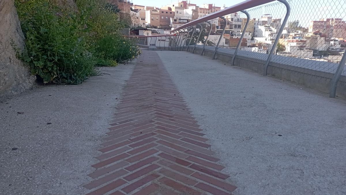 El tramo del acueducto de San Telmo, ha quedado en el subsuelo del parque del Sendero del Cau de Mangas Verdes, pero señalado por estos ladrillos en espiga.