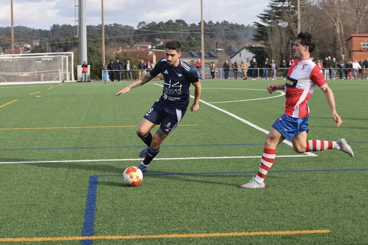Kola controla el balón ante un futbolista del Arosa.