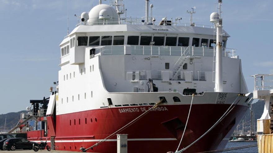 El oceanográfico Sarmiento de Gamboa en el puerto de Vigo // J. Lores