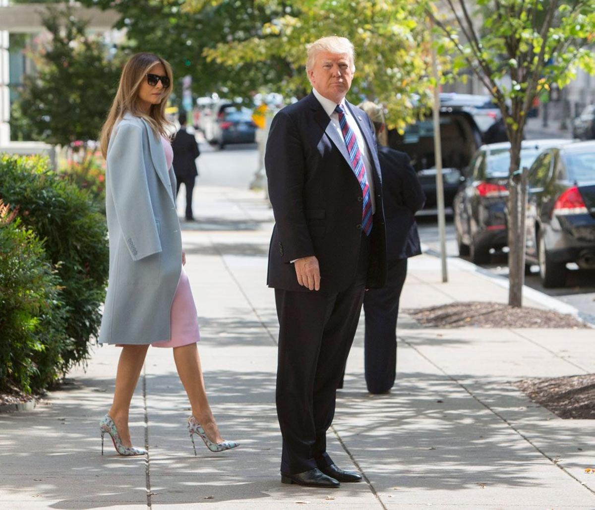 El look de Melania Trump con vestido rosa y abrigo azul