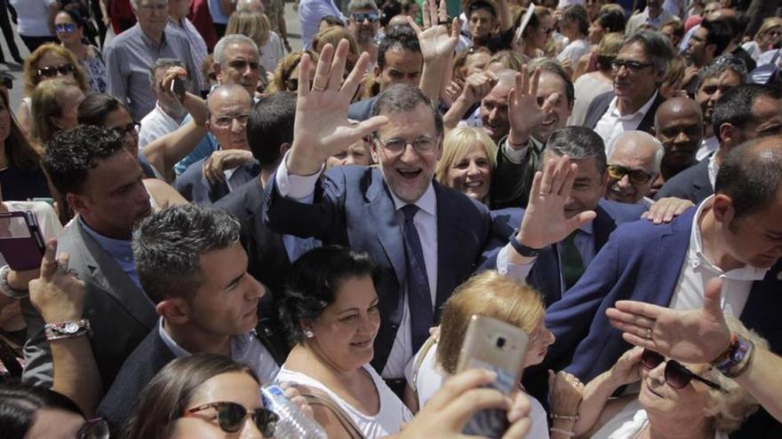 Rajoy exhibe optimismo en el preludio de la campaña