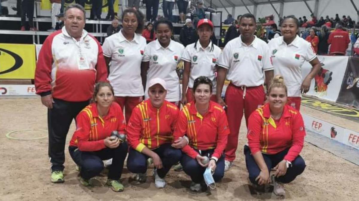 El equipo femenino de España A y el de Madagascar antes de empezar los octavos de final. | FBP