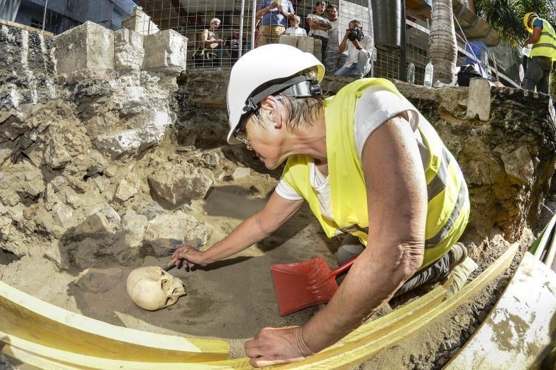 28/08/2018 LAS PALMAS DE GRAN CANARIA. Excavación con restos humanos en la calle Juan Rejón. FOTO: J.PÉREZ CURBELO  | 28/08/2018 | Fotógrafo: José Pérez Curbelo