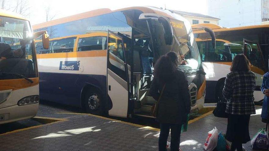 Autobuses Monbus en una estación de Galicia.