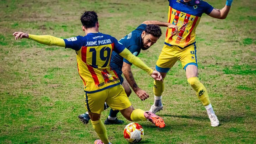 Jaume Pascual, autor de los dos goles del Andratx, pelea el balón con un rival.