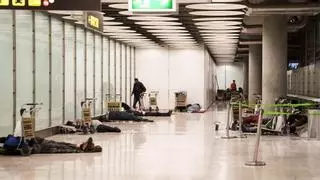 El Ayuntamiento de Madrid traslada 14 personas sin hogar desde Barajas a instalaciones municipales