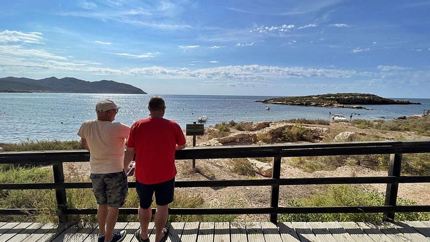 Dos hombres observan el entorno del yacimiento arqueológico Baños de la Marrana. | AYTO. DE CARTAGENA