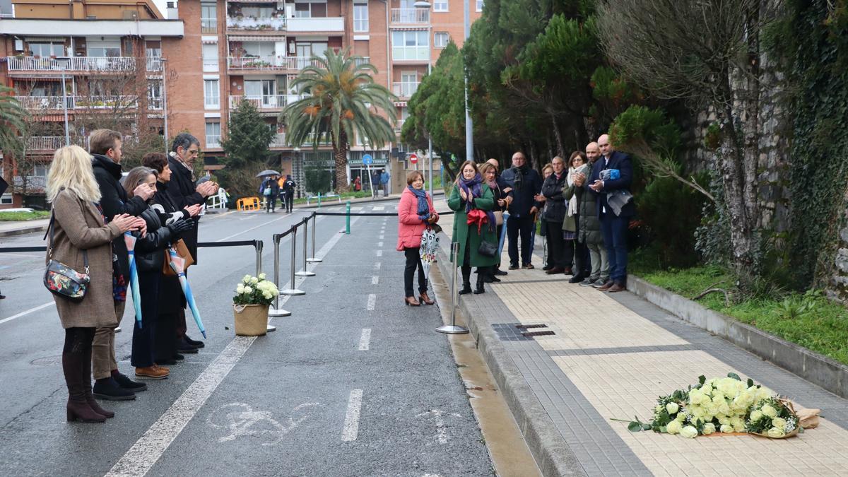 Familiares y concejales de San Sebastián durante el acto de homenaje.