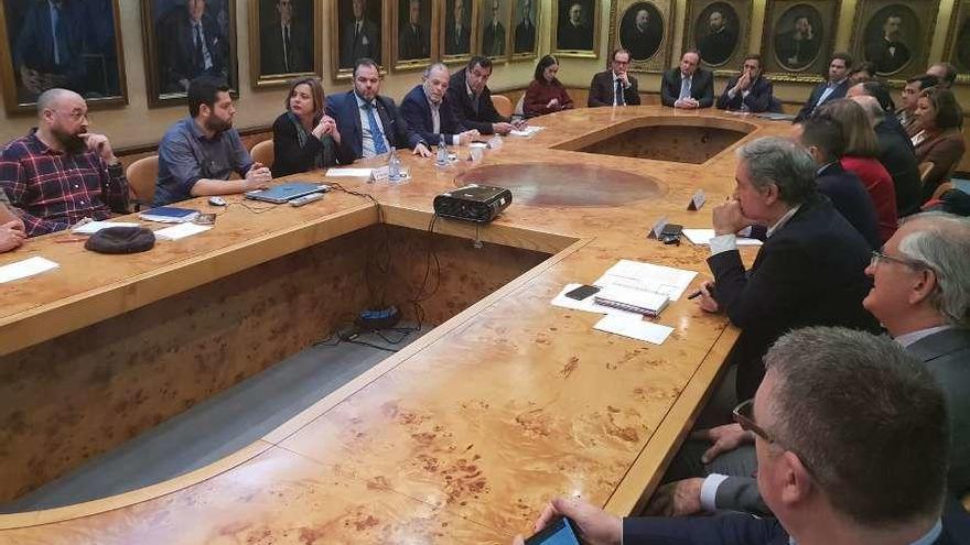 El encuentro de los empresarios con los representantes de Somos en la Cámara de Comercio.