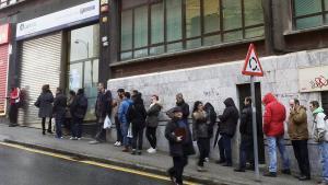 Imagen de archivo de una fila de personas en el exterior de una oficina del INEM.