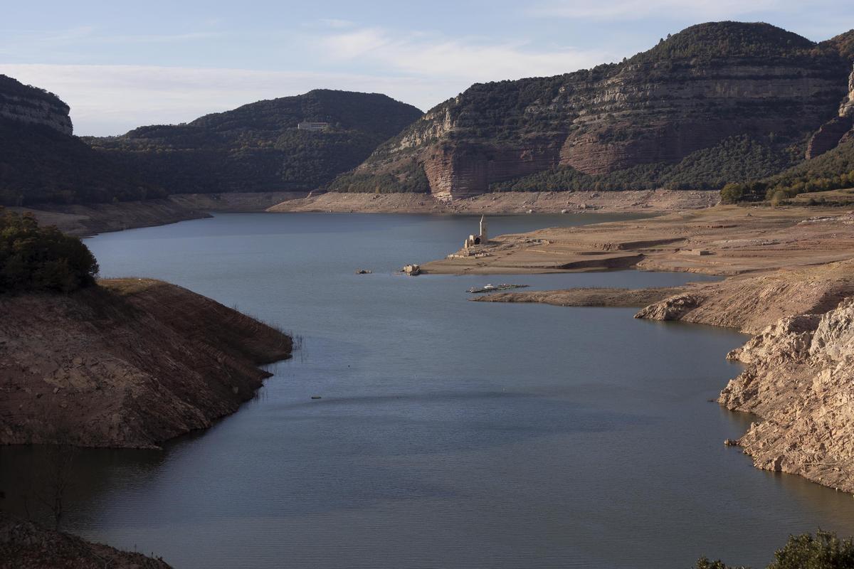 El pantano de Sau, con gran parte del pueblo al descubierto, por la sequía