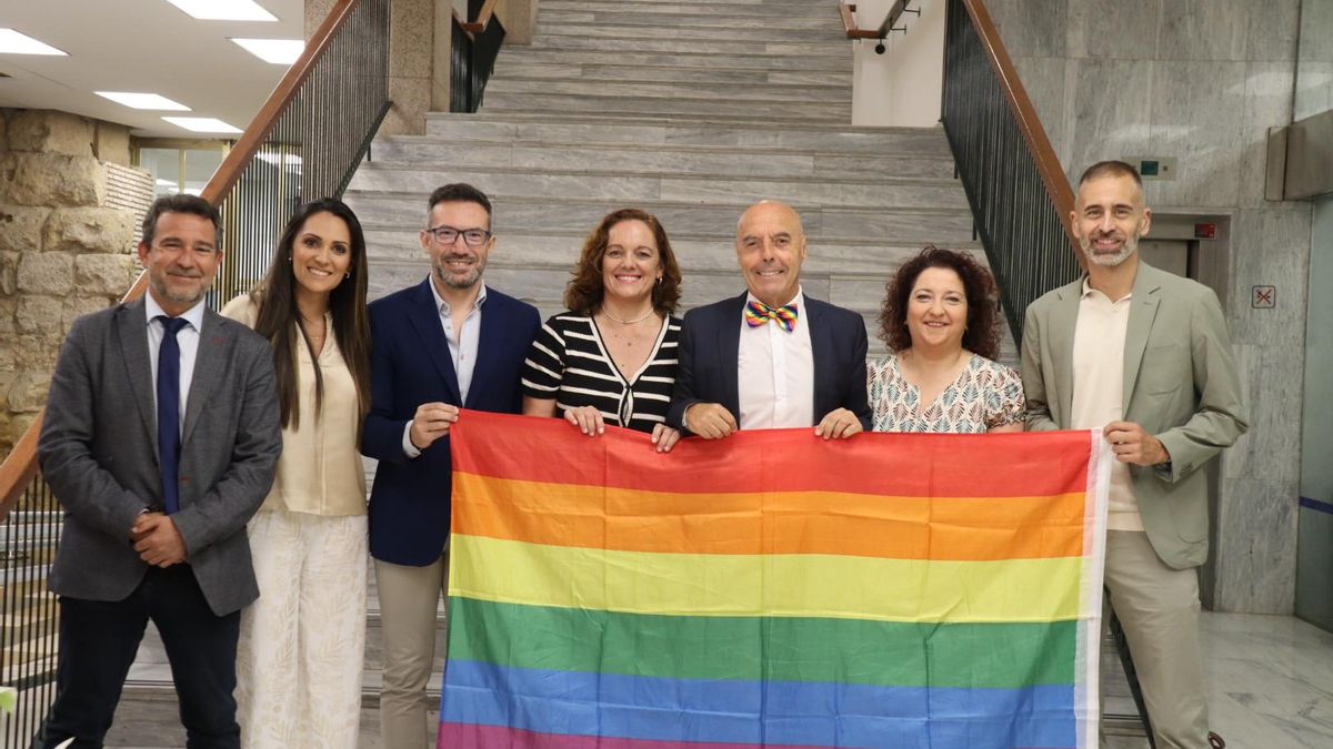 Los concejales del PSOE posan con la bandera LGTBI.