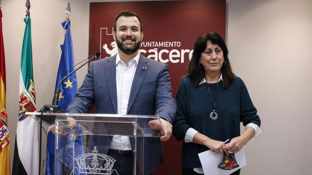 Luis Salaya y Consuelo López en el anuncio del acuerdo de presupuesto.