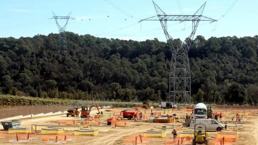 Operaris de REE treballen en la nova subestació elèctrica de Sant Julià de Ramis.