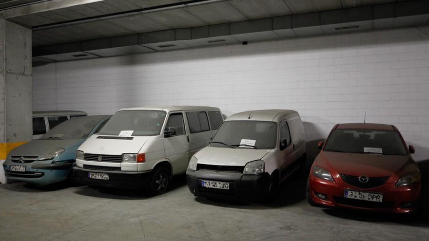 Algunos de los vehículos que saldrán a subasta en Vigo. // José Lores