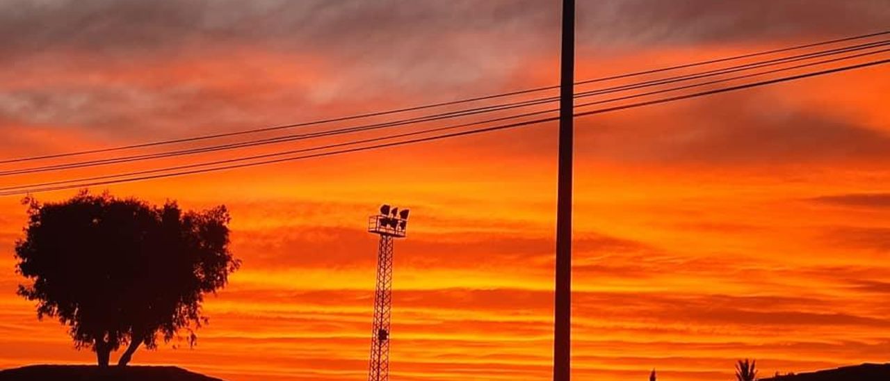 El Efecto Mie durante el atardecer del domingo en Elda y Petrer.