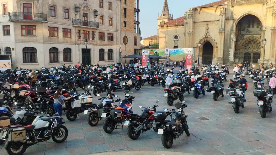 Rugen los motores en La Catedral de Oviedo: más de 900 moteros toman parte en la "Osos 1000"