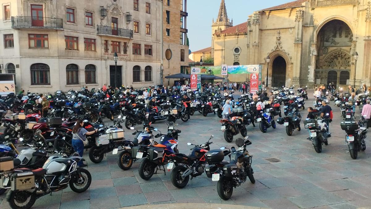 Las motos de los participantes en la plaza de la Catedral.