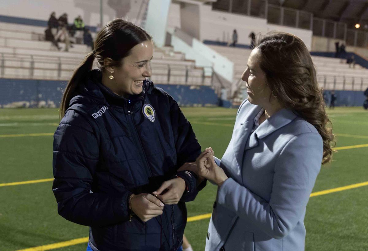La otra forma de enseñar fútbol: Celia Camarasa, entrenadora de los benjamines del Hércules