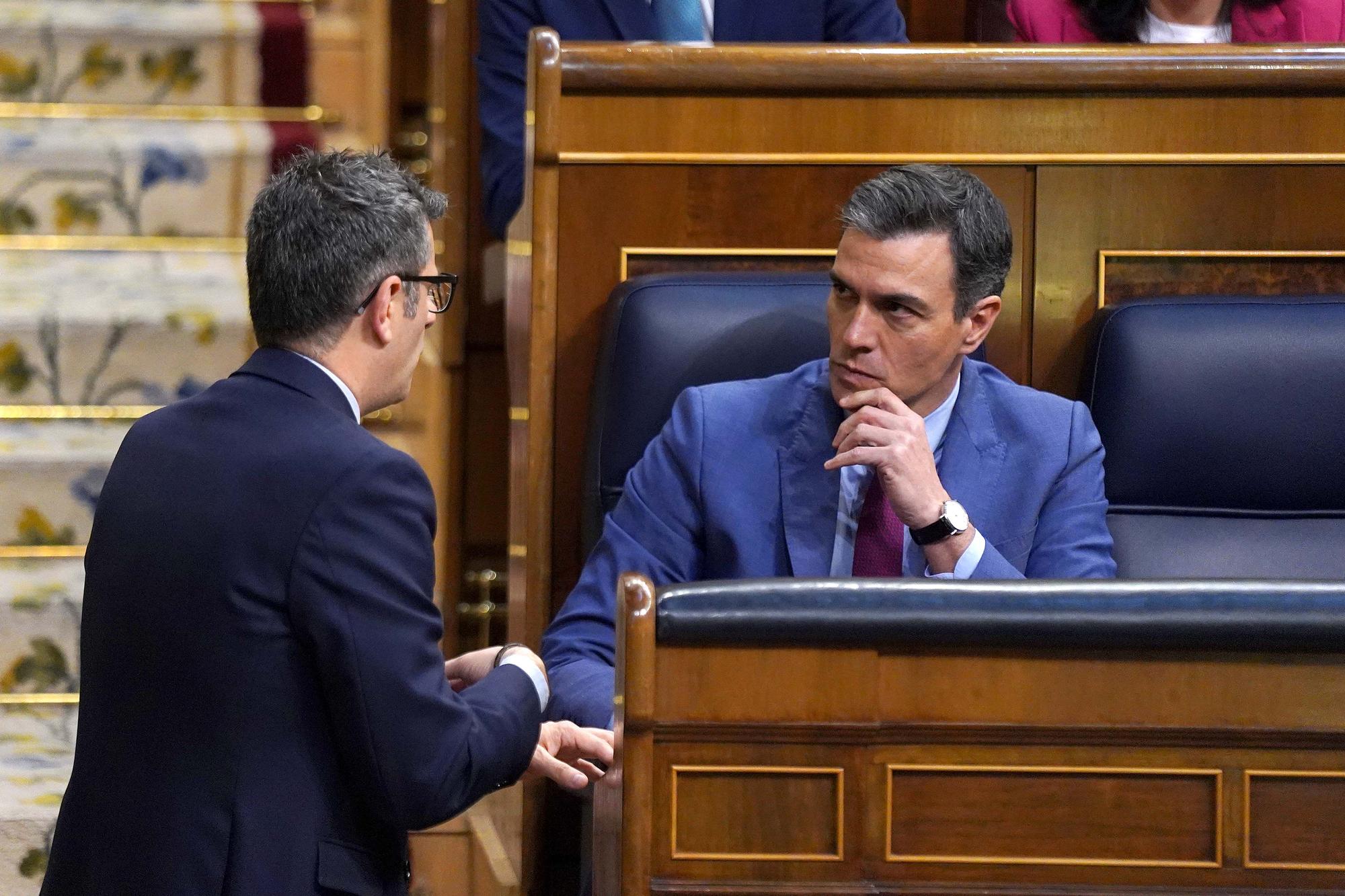 Pedro Sánchez, junto a Félix Bolaños en el Congreso de los Diputados.